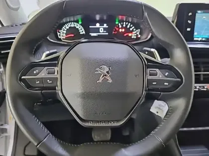 Photo 8 Peugeot 2008  PureTech 130 S&S EAT8