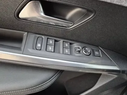 Photo 52 Peugeot 5008  Hybrid 145 e-DCS6