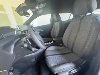 Photo 108 Peugeot 2008  Hybrid 145 e-DCS6