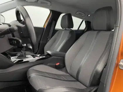 Photo 13 Peugeot 2008  PureTech 130 S&S BVM6