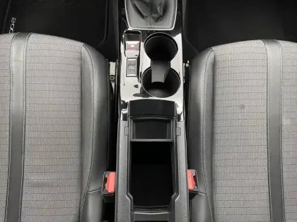 Photo 24 Peugeot 2008  PureTech 130 S&S BVM6