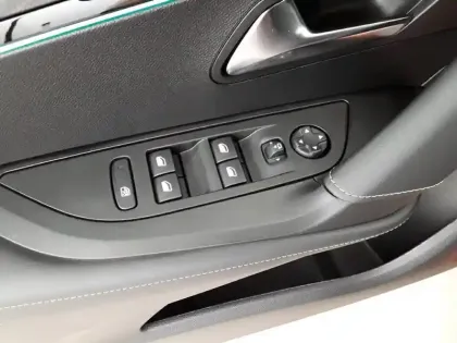 Photo 24 Peugeot 2008  PureTech 130 S&S BVM6