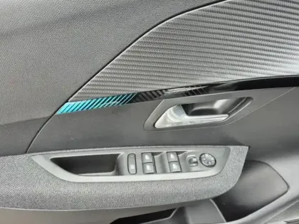 Photo 8 Peugeot 208  e- 136ch Style