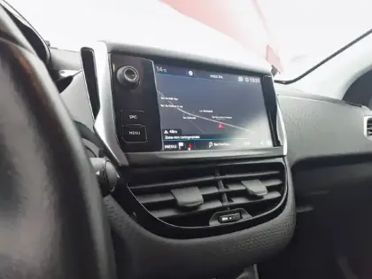 Photo 20 Peugeot 208  PureTech 82ch S&S BVM5