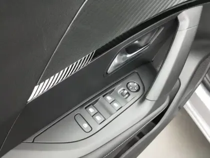 Photo 41 Peugeot 2008  Hybrid 136 e-DCS6