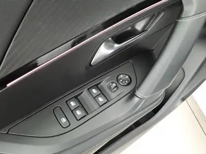 Photo 24 Peugeot 2008  BlueHDi 130 S&S EAT8