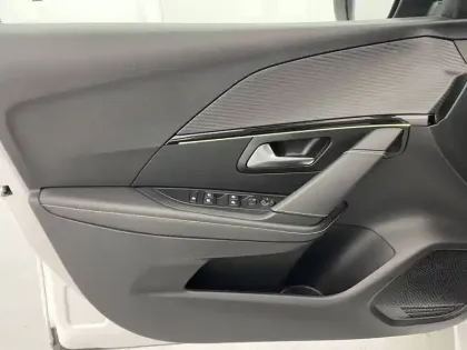 Photo 45 Peugeot 208  PureTech 100 S&S EAT8