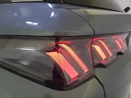 Photo 16 Peugeot 5008  Hybrid 136 e-DCS6