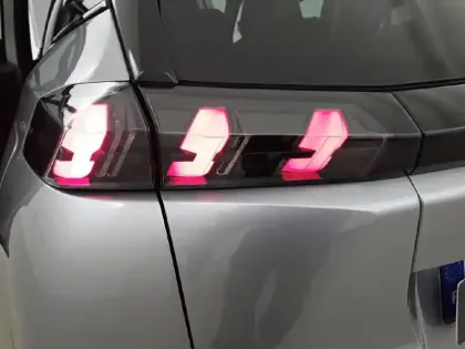 Photo 45 Peugeot 2008  Electrique 136 ch