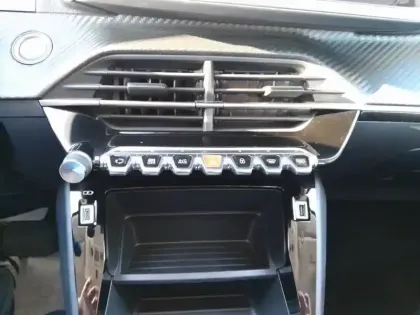 Photo 13 Peugeot 208  Electrique 50 kWh 136ch