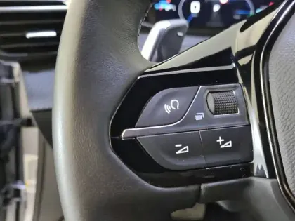 Photo 60 Peugeot 2008  Hybrid 136 e-DCS6