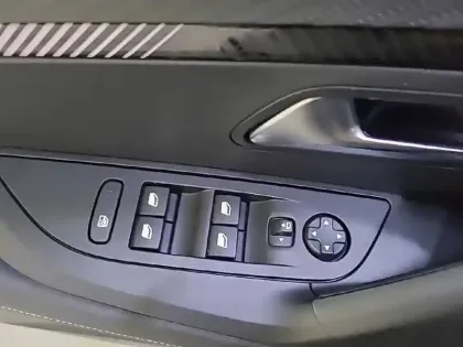 Photo 63 Peugeot 2008  Hybrid 136 e-DCS6