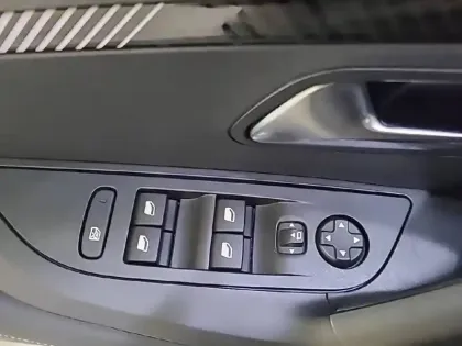 Photo 29 Peugeot 2008  Electrique 54 kWh 156 ch