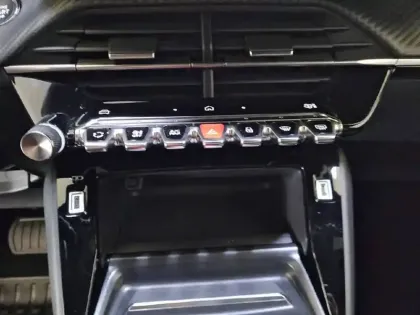 Photo 24 Peugeot 2008  Electrique 54 kWh 156 ch