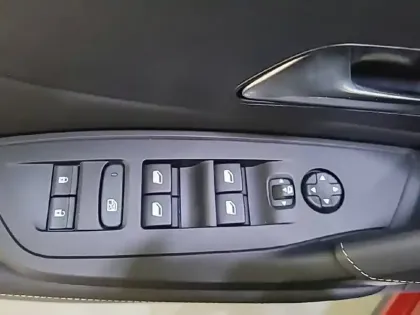 Photo 32 Peugeot 408  Hybrid 136 e-DCS6