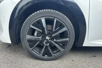 Photo 31 Peugeot 208  PureTech 100 S&S EAT8