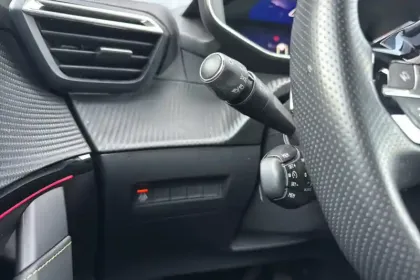 Photo 38 Peugeot 208  PureTech 100 S&S EAT8