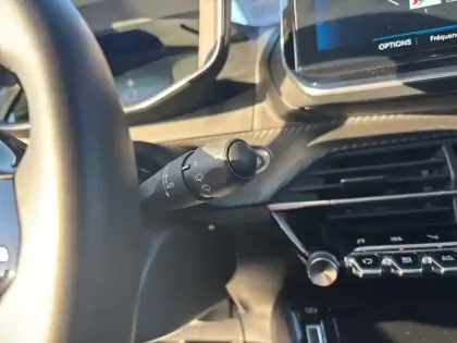 Photo 17 Peugeot 2008  PureTech 100 S&S BVM6 Allure