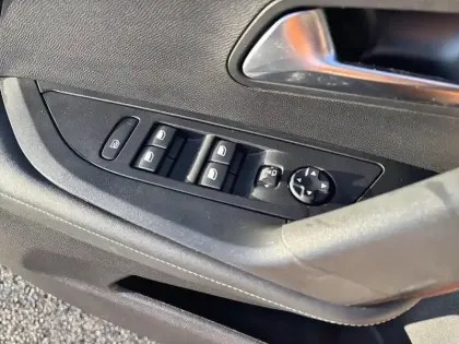 Photo 19 Peugeot 2008  PureTech 100 S&S BVM6 Allure