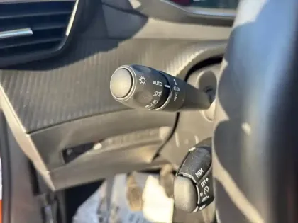 Photo 16 Peugeot 2008  PureTech 100 S&S BVM6 Allure