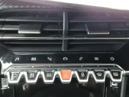 Photo 12 Peugeot 2008  e- 136ch Allure Pack