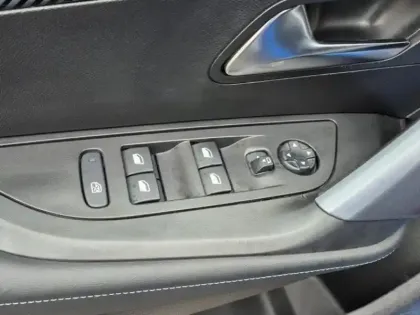 Photo 11 Peugeot 2008  e- 136ch Allure Pack