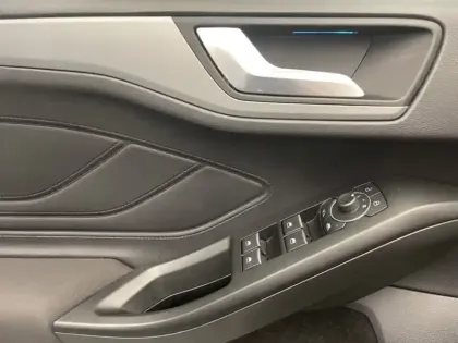 Photo 15 Ford Focus 1.0 Flexifuel E85 Hybrid 125 ch St-Line