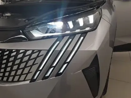 Photo 35 Peugeot 5008  Hybrid 145 e-DCS6