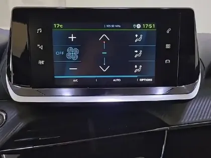 Photo 19 Peugeot 208  Electrique 50 kWh 136ch