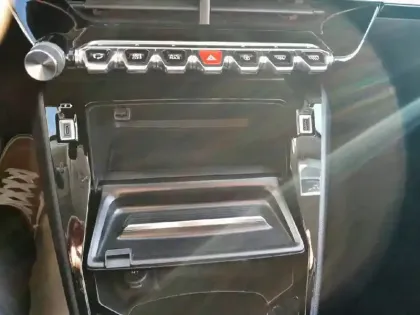 Photo 13 Peugeot 2008  PureTech 130 S&S BVM6