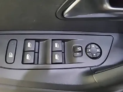 Photo 61 Peugeot 2008  BlueHDi 130 S&S EAT8