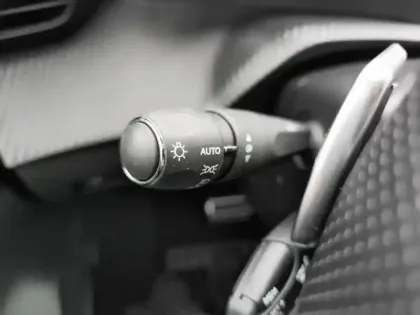 Photo 17 Peugeot 208  PureTech 130 S&S EAT8 GT