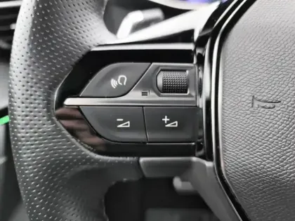 Photo 18 Peugeot 208  PureTech 130 S&S EAT8 GT