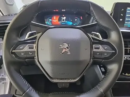 Photo 8 Peugeot 2008  PureTech 130 S&S EAT8