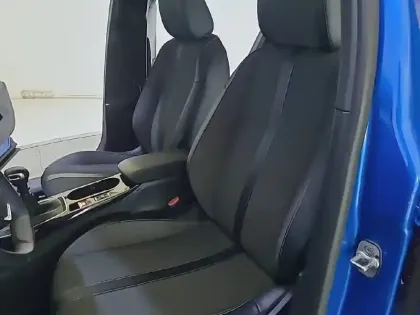 Photo 31 Peugeot 2008  PureTech 100 S&S BVM6