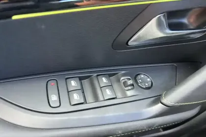 Photo 66 Peugeot 208  Hybrid 136 e-DCS6