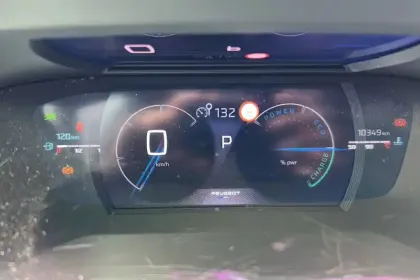 Photo 62 Peugeot 208  Hybrid 136 e-DCS6