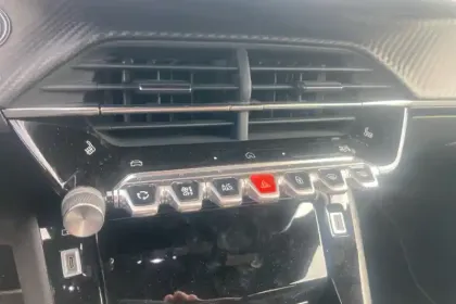 Photo 17 Peugeot 208  Hybrid 136 e-DCS6