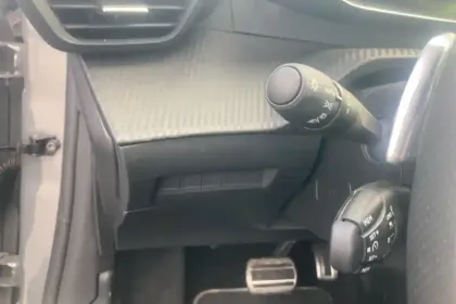 Photo 16 Peugeot 208  Hybrid 136 e-DCS6