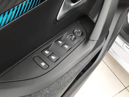 Photo 24 Peugeot 2008  PureTech 100 S&S BVM6