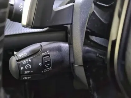 Photo 26 Peugeot 208  Hybrid 100 e-DCS6