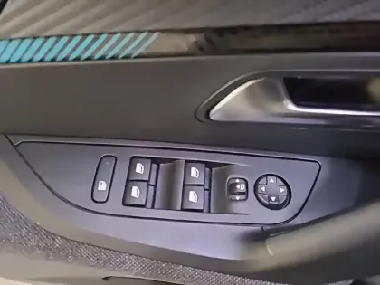 Photo 30 Peugeot 2008  PureTech 130 S&S EAT8