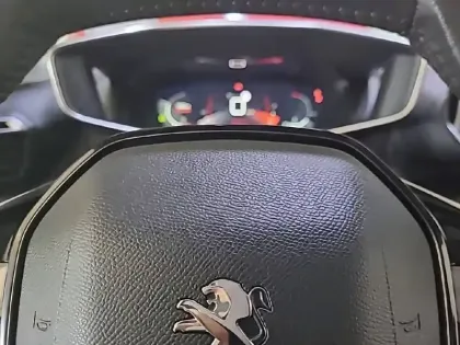 Photo 8 Peugeot 208  PureTech 100 S&S BVM6