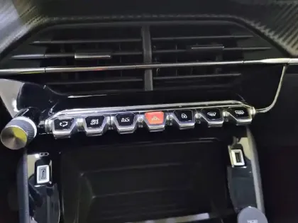 Photo 54 Peugeot 208  PureTech 100 S&S BVM6