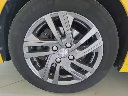 Photo 42 Peugeot 208  PureTech 100 S&S BVM6