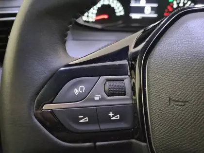 Photo 56 Peugeot 208  PureTech 100 S&S BVM6