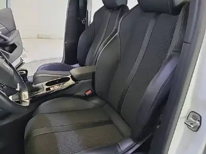 Photo 34 Peugeot 2008  PureTech 130 S&S BVM6