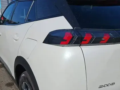 Photo 16 Peugeot 2008  PureTech 130 S&S BVM6