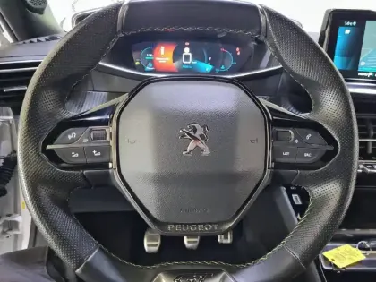 Photo 32 Peugeot 2008  PureTech 130 S&S BVM6