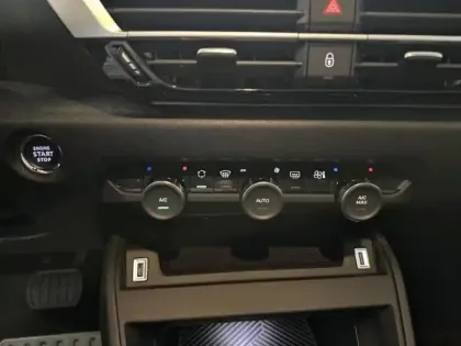 Photo 12 Citroën C4  1.2 Hybride 145ch S&S MAX Automatique